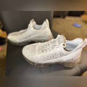 STEVE MADDEN SNEAKERS LIGHTLY WORN-RUNS SMALL IN SIZE